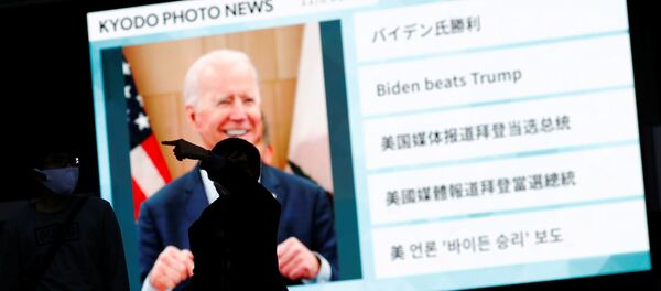 Información sobre la victoria de Joe Biden en una pantalla en Japón - Sputnik Mundo