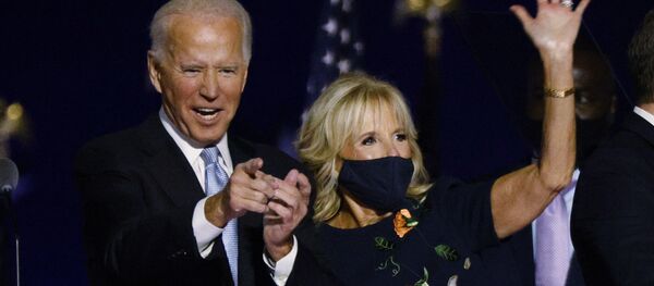 El candidato por el Partido Demócrata Joe Biden junto a su esposa Jill Biden - Sputnik Mundo