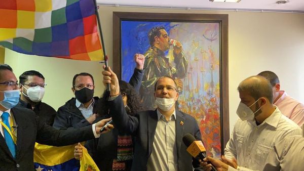 La misión diplomática venezolana celebra el retorno a la Embajada de su país en Venezuela tras la investidura Luis Arce La misión diplomática venezolana celebra el retorno a la Embajada de su país en Venezuela tras la investidura Luis Arce - Sputnik Mundo