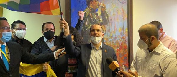 La misión diplomática venezolana celebra el retorno a la Embajada de su país en Venezuela tras la investidura Luis Arce La misión diplomática venezolana celebra el retorno a la Embajada de su país en Venezuela tras la investidura Luis Arce - Sputnik Mundo