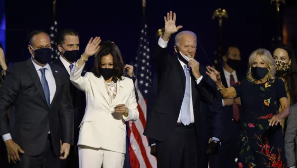 Candidato a la presidencia de EEUU, Joe Biden, con candidata a la vicepresidencia, Kamala Harris - Sputnik Mundo