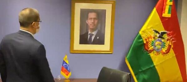 El canciller de Venezuela, Jorge Arreaza, frente al retrato de Juan Guaidó en la Embajada de Venezuela en Bolivia - Sputnik Mundo