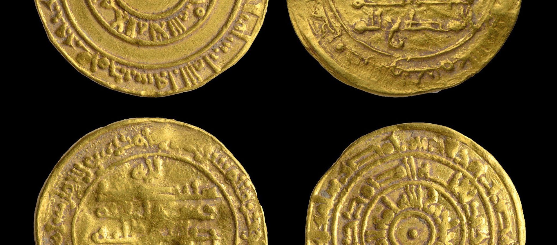 Monedas de oro milenarias halladas en una jarra de cerámica cerca del Muro de las Lamentaciones, en Jerusalén Monedas de oro milenarias halladas en una jarra de cerámica cerca del Muro de las Lamentaciones, en Jerusalén - Sputnik Mundo, 1920, 10.11.2020