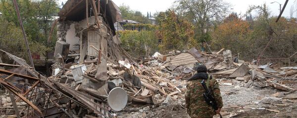 Un militar en Nagorno Karabaj - Sputnik Mundo