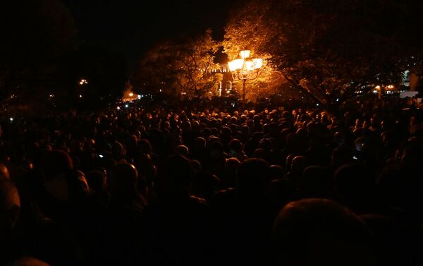 Manifestaciones en Erevan tras la firma de una declaración sobre el fin de la guerra de Karabaj - Sputnik Mundo