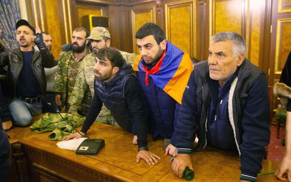 Los manifestantes en el edificio del Parlamento en Erevan - Sputnik Mundo