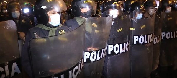 Cientos de peruanos protestan contra la destitución del presidente Martín Vizcarra - Sputnik Mundo