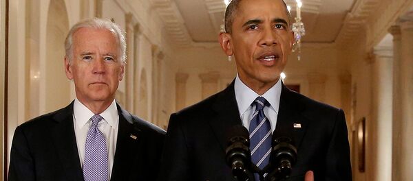 El candidato del partído demócrata, Joe Biden, junto al expresidente de EEUU Barack Obama (archivo) - Sputnik Mundo