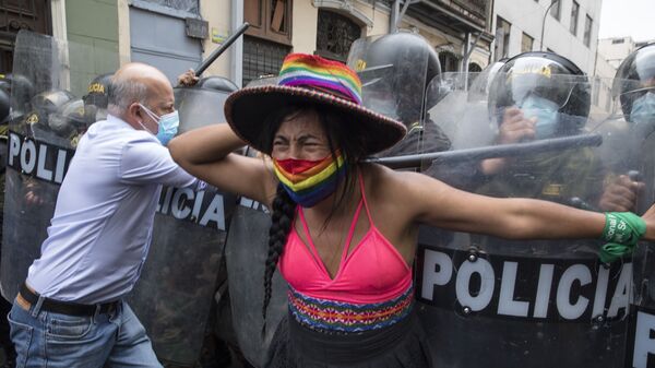 Violentas protestas se han desatado en Perú tras la destitución de Martín Vizcarra y a horas de la asunción del presidente del Congreso, Manuel Merino. Las fuerzas de seguridad del país han sido acusadas de brutalidad policial durante las protestas y de reprimir a los manifestantes. - Sputnik Mundo