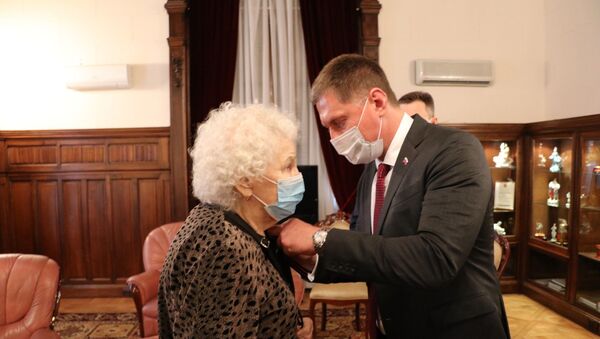 El embajador de Rusia en Argentina, Dmitri Feoktístov, condecorando a una veterana de la Gran Guerra Patria residente en Argentina - Sputnik Mundo