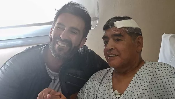 Diego Armando Maradona, exfutbolista argentino, junto a su médico - Sputnik Mundo