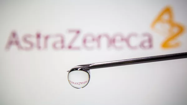 La aguja de una jeringa con el logo de AstraZeneca 