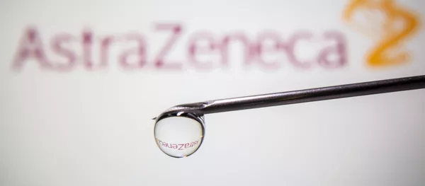 La aguja de una jeringa con el logo de AstraZeneca La aguja de una jeringa con el logo de AstraZeneca - Sputnik Mundo