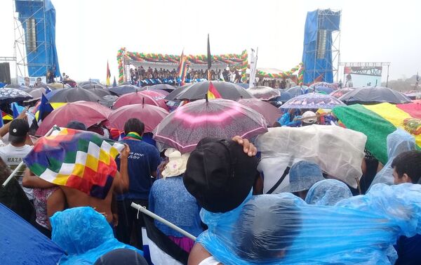 La multitud bajo lluvia escucha el discurso de Evo La multitud bajo lluvia escucha el discurso de Evo - Sputnik Mundo