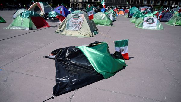 El plantón del Frente Anti-AMLO en el Zócalo de la capital mexicana El plantón del Frente Anti-AMLO en el Zócalo de la capital mexicana - Sputnik Mundo