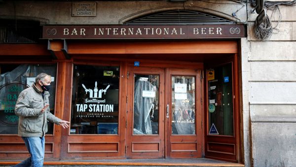 Un bar cerrado en Cataluña Un bar cerrado en Cataluña - Sputnik Mundo
