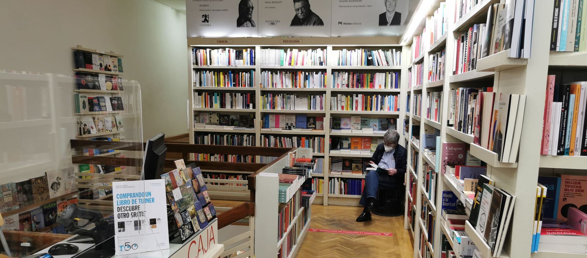 Cliente dentro la librería Pasajes (Madrid) - Sputnik Mundo, 1920, 13.11.2020