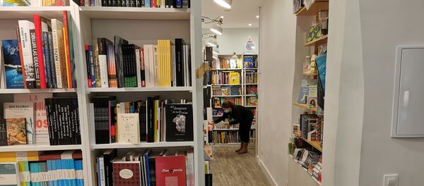 Trabajadora en la librería Reno (Madrid) - Sputnik Mundo