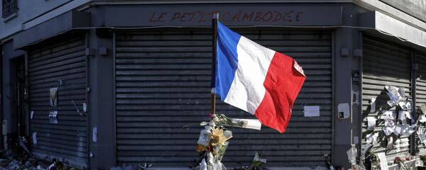 Una bandera francesa en el sitio del ataque terrorista en París en 2015 - Sputnik Mundo