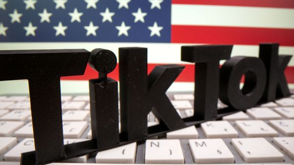 Logo de TikTok y la bandera de EEUU Logo de TikTok y la bandera de EEUU - Sputnik Mundo