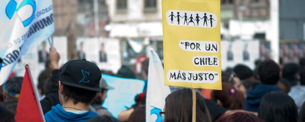 Estudiantes chilenos manifestándose - Sputnik Mundo