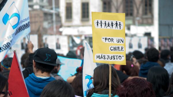 Estudiantes chilenos manifestándose - Sputnik Mundo