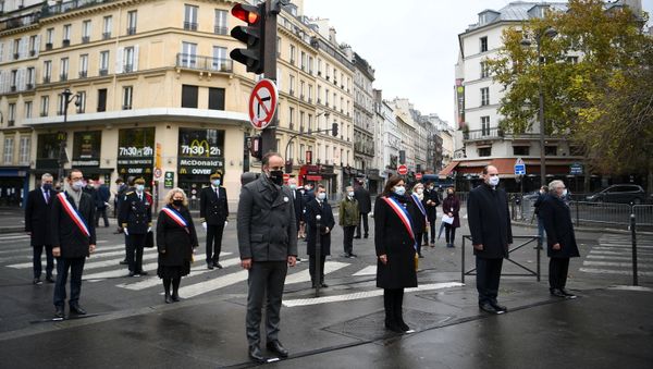 Homenaje a las 130 victimas de los atentados del 13 de noviembre de 2015 en París Homenaje a las 130 victimas de los atentados del 13 de noviembre de 2015 en París - Sputnik Mundo