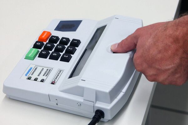 Votación en una urna electrónica (imagen referencial) - Sputnik Mundo