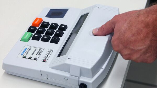 Votación en una urna electrónica (imagen referencial) - Sputnik Mundo