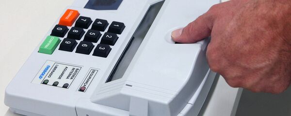 Imagen de demostración de votación en una urna electrónica - Sputnik Mundo