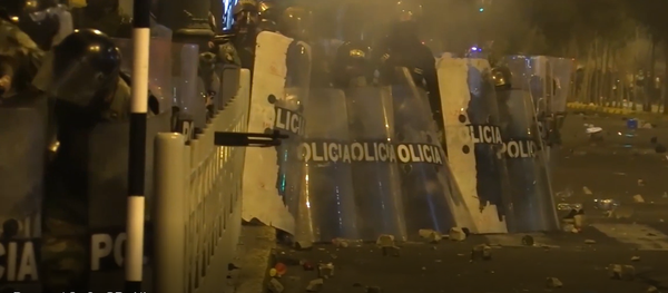 Gas lacrimógeno contra fuegos artificiales: la tensión sube en las calles de Lima Gas lacrimógeno contra fuegos artificiales: la tensión sube en las calles de Lima - Sputnik Mundo