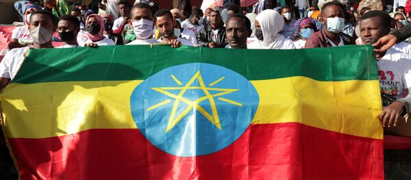 Voluntarios etíopes con la bandera nacional se reunen para donar su sangre a los soldados etíopes heridos - Sputnik Mundo