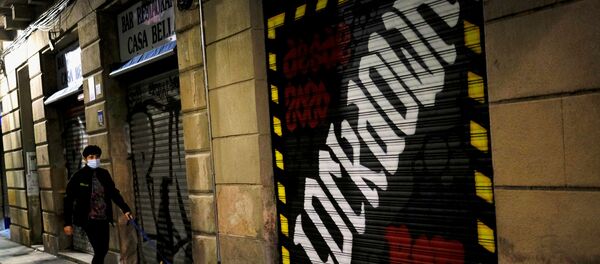 Una mujer en mascarilla en las calles de Barcelona - Sputnik Mundo