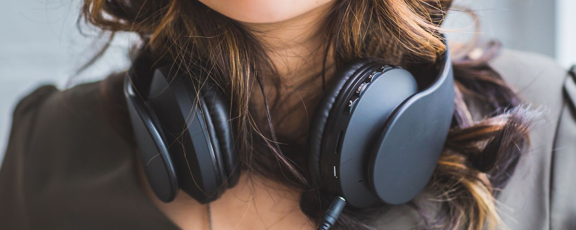 Mujer en auriculares (foto referencial) - Sputnik Mundo, 1920, 13.11.2020