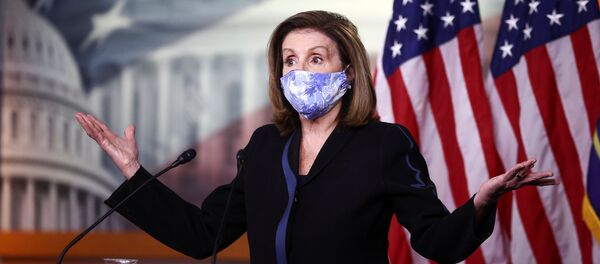 La presidenta de la Cámara de Representantes de EEUU, Nancy Pelosi, durante la conferencia de prensa semanal en el Capitolio en Washington, EEUU, el 13 de noviembre. - Sputnik Mundo