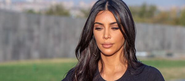Kim Kardashian visita el complejo conmemorativo del genocidio armenio Tsitsernakaberd en Ereván - Sputnik Mundo