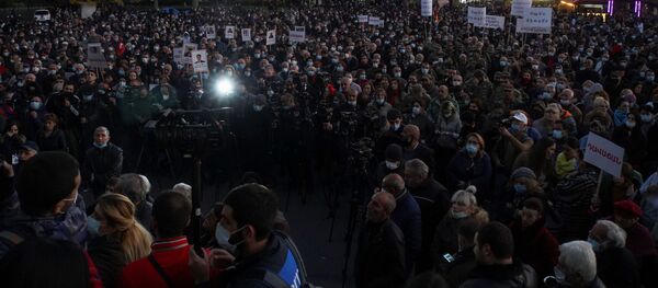 Las protestas en Armenia tras el acuerdo de paz de Nagorno Karabaj  - Sputnik Mundo