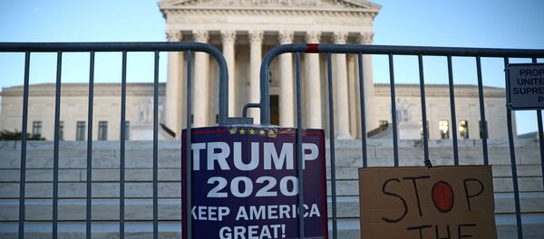 Una protesta de los partidarios de Trump frente a la Corte Suprema de EEUU Una protesta de los partidarios de Trump frente a la Corte Suprema de EEUU - Sputnik Mundo