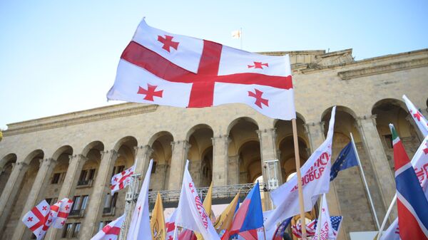 Banderas de Georgia en frente del parlamento (archivo) - Sputnik Mundo