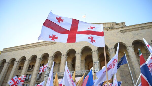 Banderas de Georgia en frente del parlamento (archivo) - Sputnik Mundo