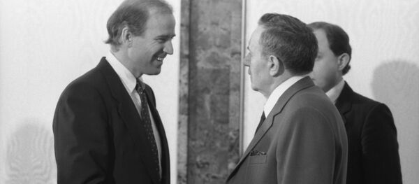 Senador estadounidense, Joe Biden (izquierda) y el canciller de la URSS, Andréi Gromiko (archivo) - Sputnik Mundo