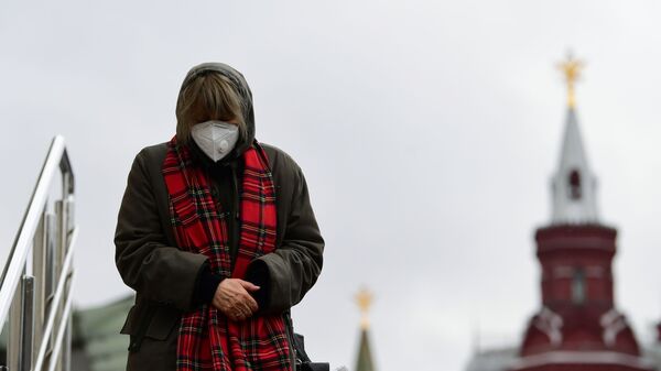 Una mujer con mascarilla en Moscú, Rusia - Sputnik Mundo