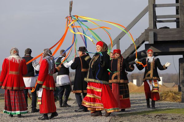 Bellezas y entretenimiento al estilo ruso: un pueblo étnico en el suroeste del país

 - Sputnik Mundo