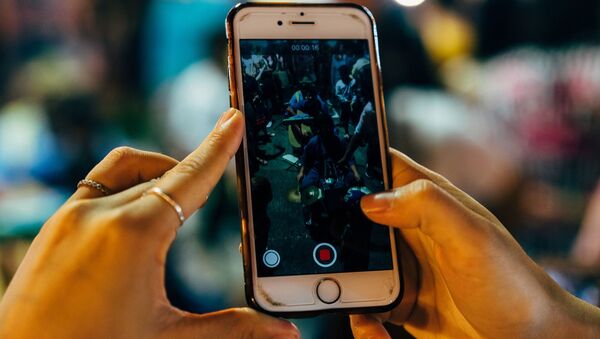 Imagen referencial de un móvil grabando - Sputnik Mundo