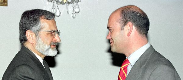 Fernando Villalonga (derecha) estrechando la mano con el ya exministro de Asuntos Exteriores de Irán Kamal Kharazi (izquierda) - Sputnik Mundo