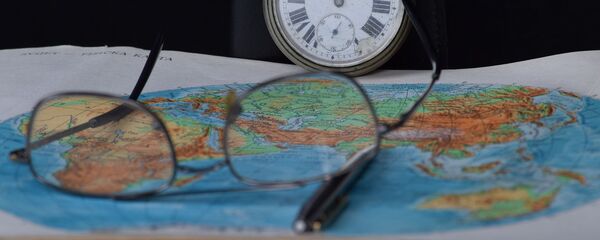 Unas gafas en un mapa del mundo (imagen referencial) - Sputnik Mundo