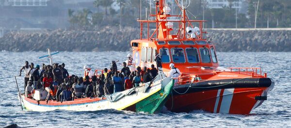 Ciento veintinueve migrantes son rescatados por un buque guardacostas español en el puerto de Arguineguín. 2 de noviembre de 2020 - Sputnik Mundo