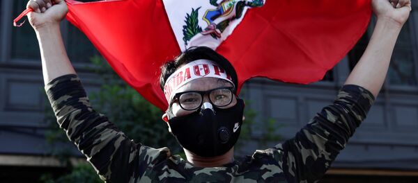 Un manifestante en Lima, Perú - Sputnik Mundo