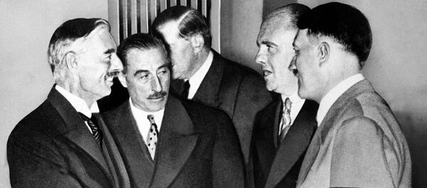 Adolf Hitler y el primer ministro del Reino unido, Neville Chamberlain, en Munich el 30 de septiembre de 1938 - Sputnik Mundo