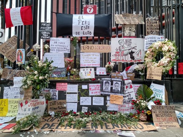 Manifestantes se dirigen al Congreso de Perú en memoria de los fallecidos en protestas - Sputnik Mundo
